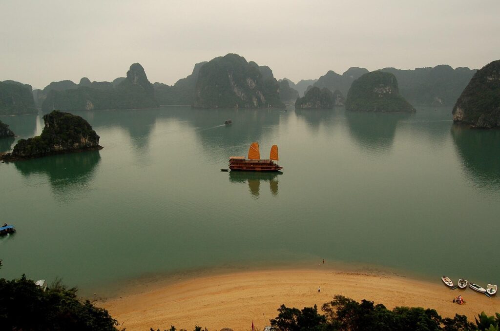 Vietnam Backpacking Guide ha long bay